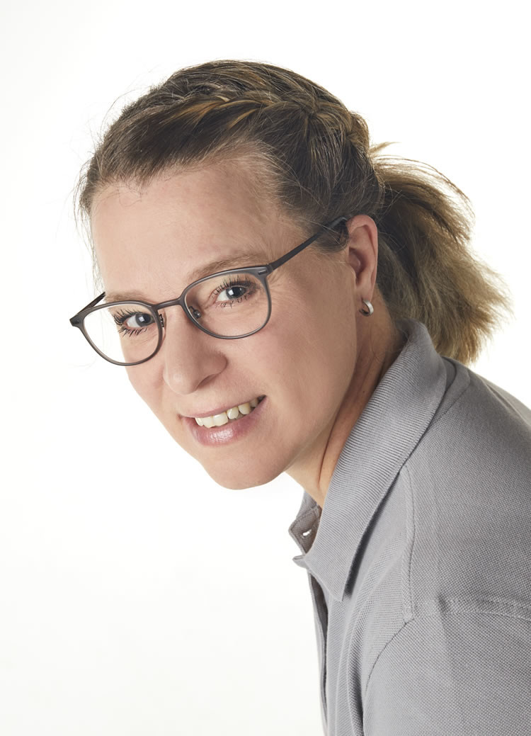 Frau mit Brille und grauem T-Shirt