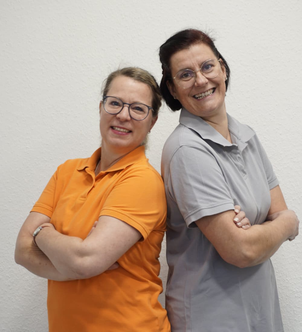 Zwei Frauen mit Brille und farbigem T-Shirt